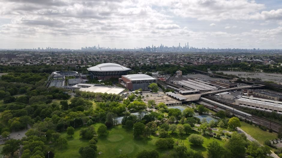 Breathtaking aerial view of Nueva York skyline, lush parkland, and architectural landmarks.