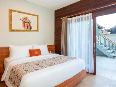 King bedroom with balcony doors at Paisa Ubud